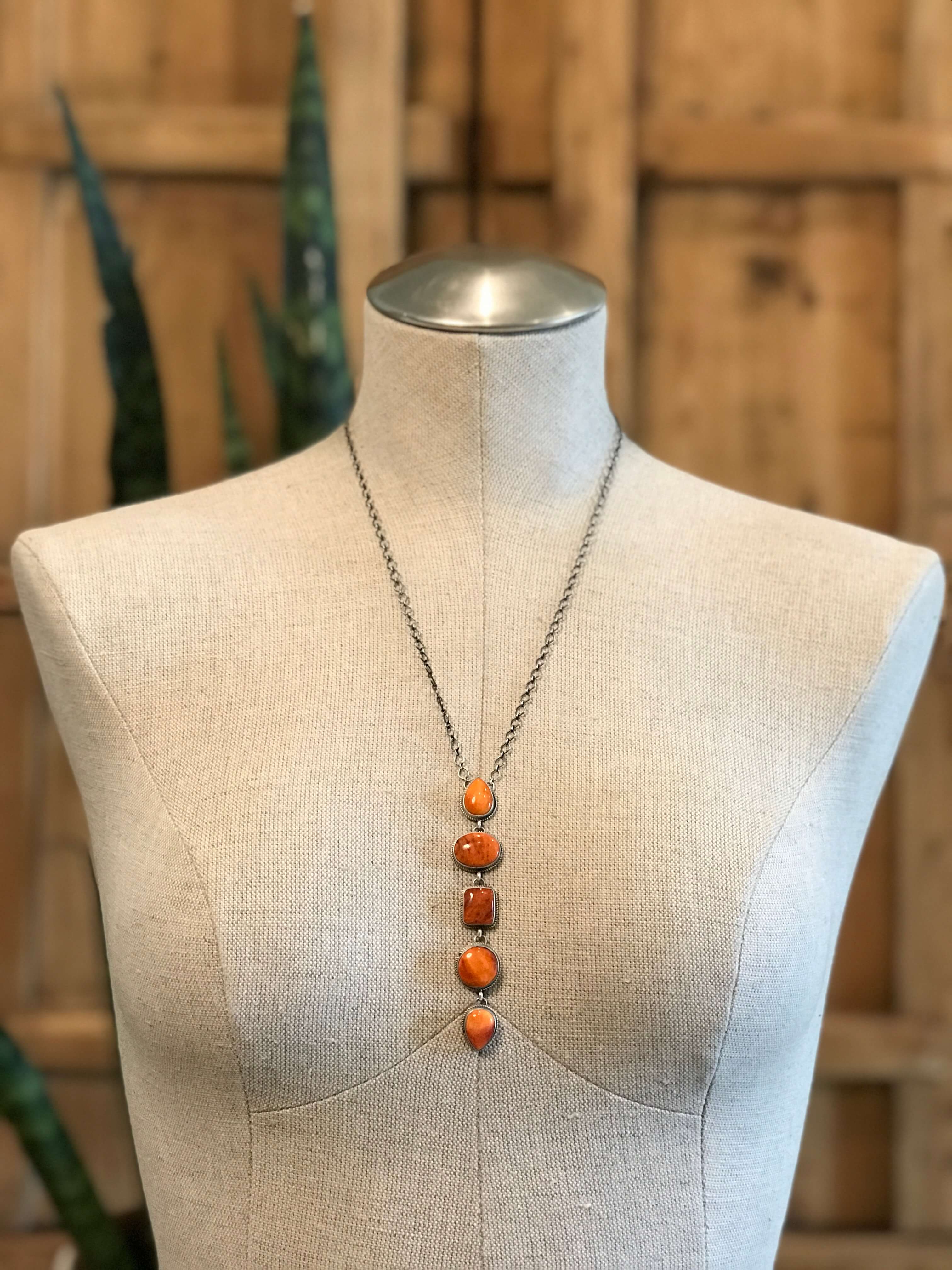 The Arroyo Lariat Necklace in Spiny Oyster, 17 - Image 2