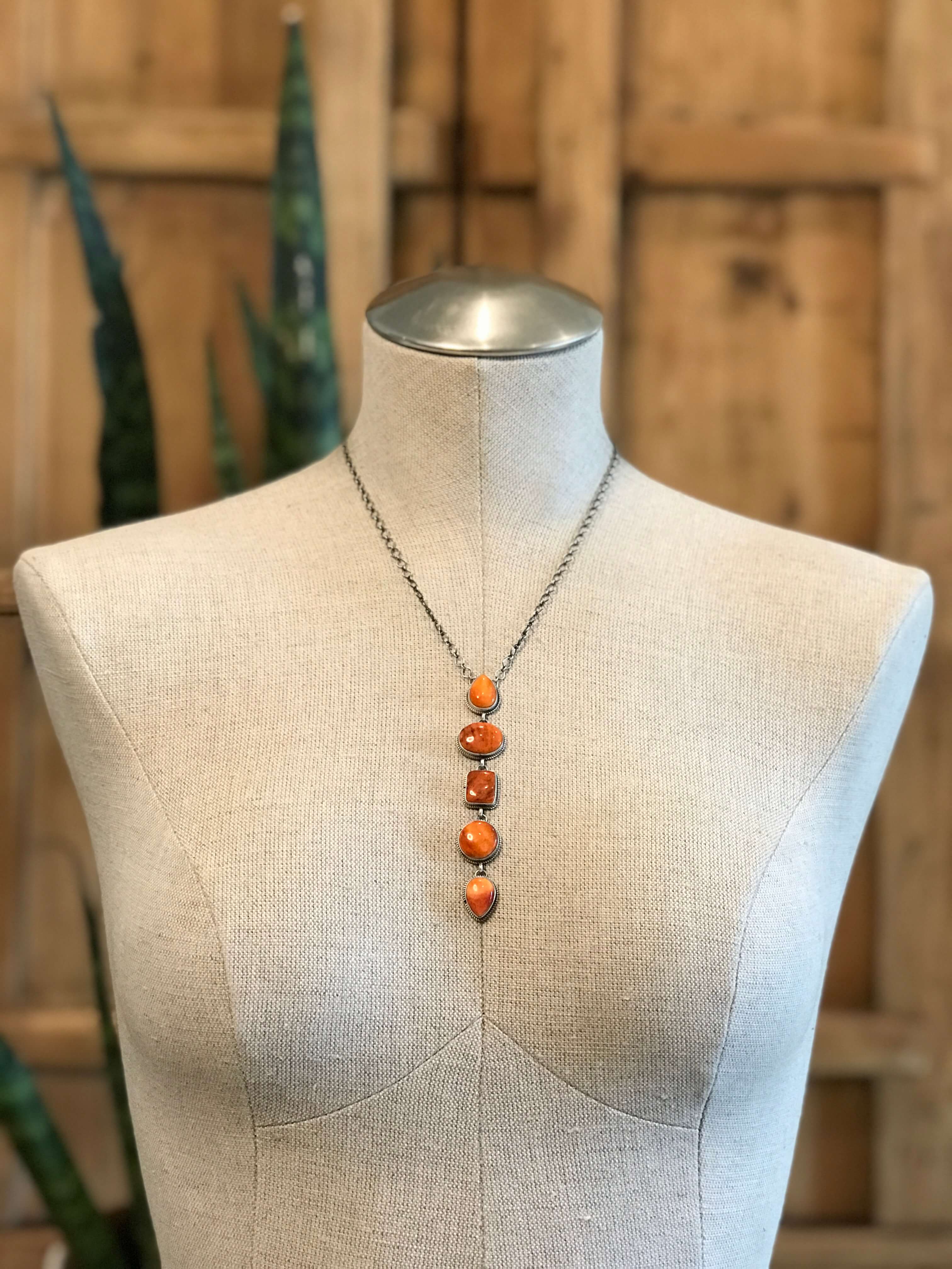 The Arroyo Lariat Necklace in Spiny Oyster, 17 - Image 3
