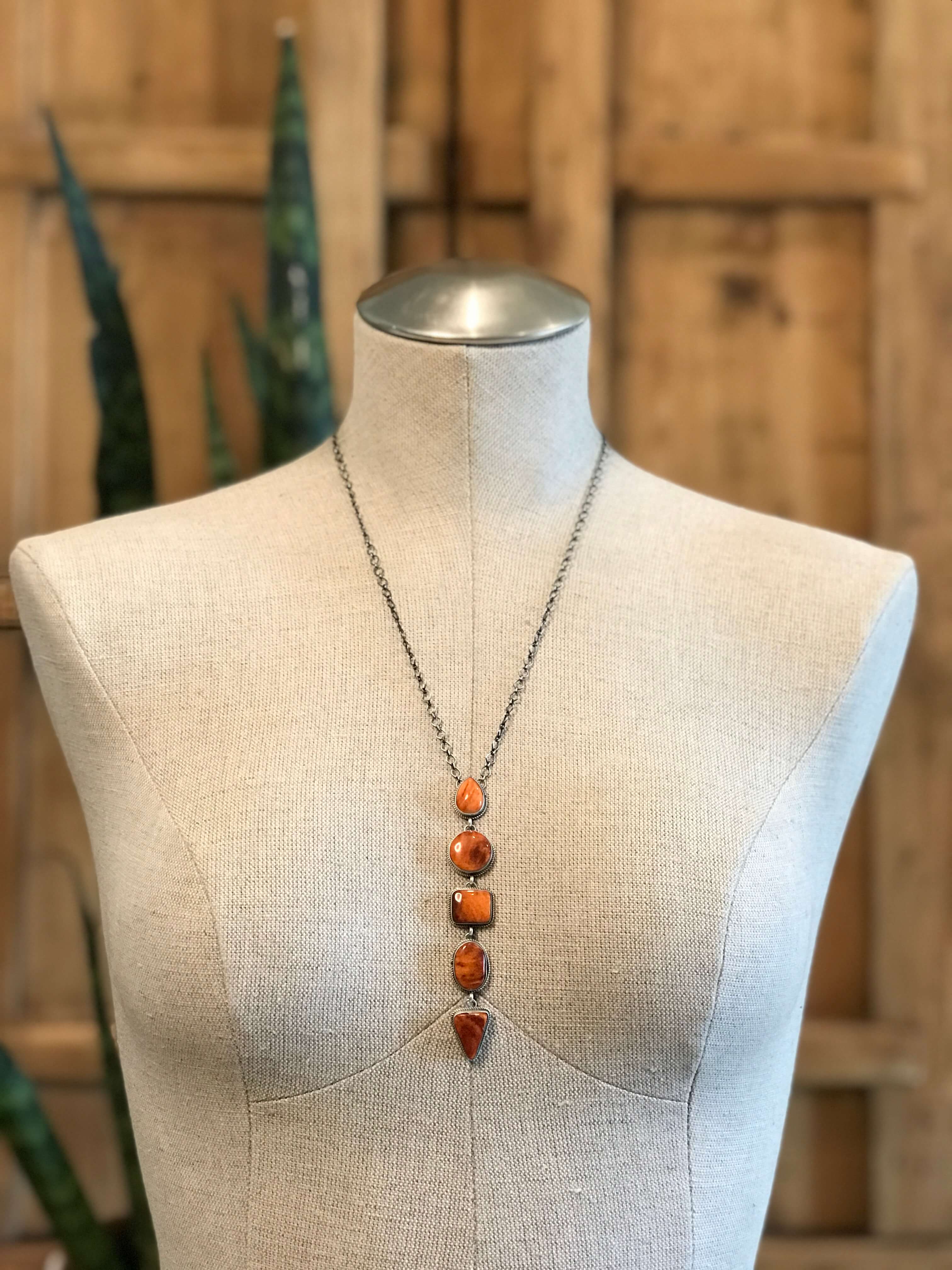 The Arroyo Lariat Necklace in Spiny Oyster, 19 - Image 2