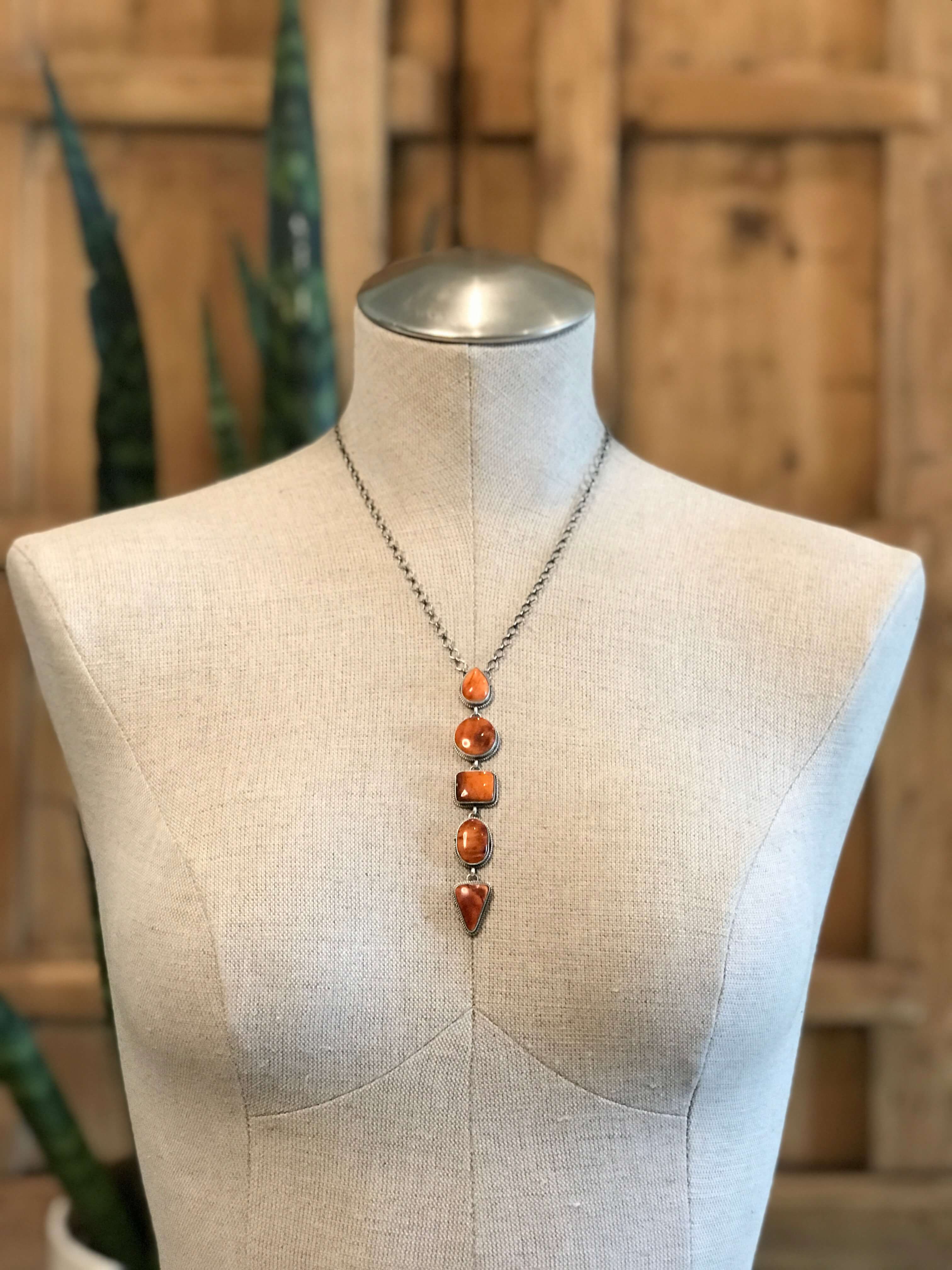 The Arroyo Lariat Necklace in Spiny Oyster, 19 - Image 3