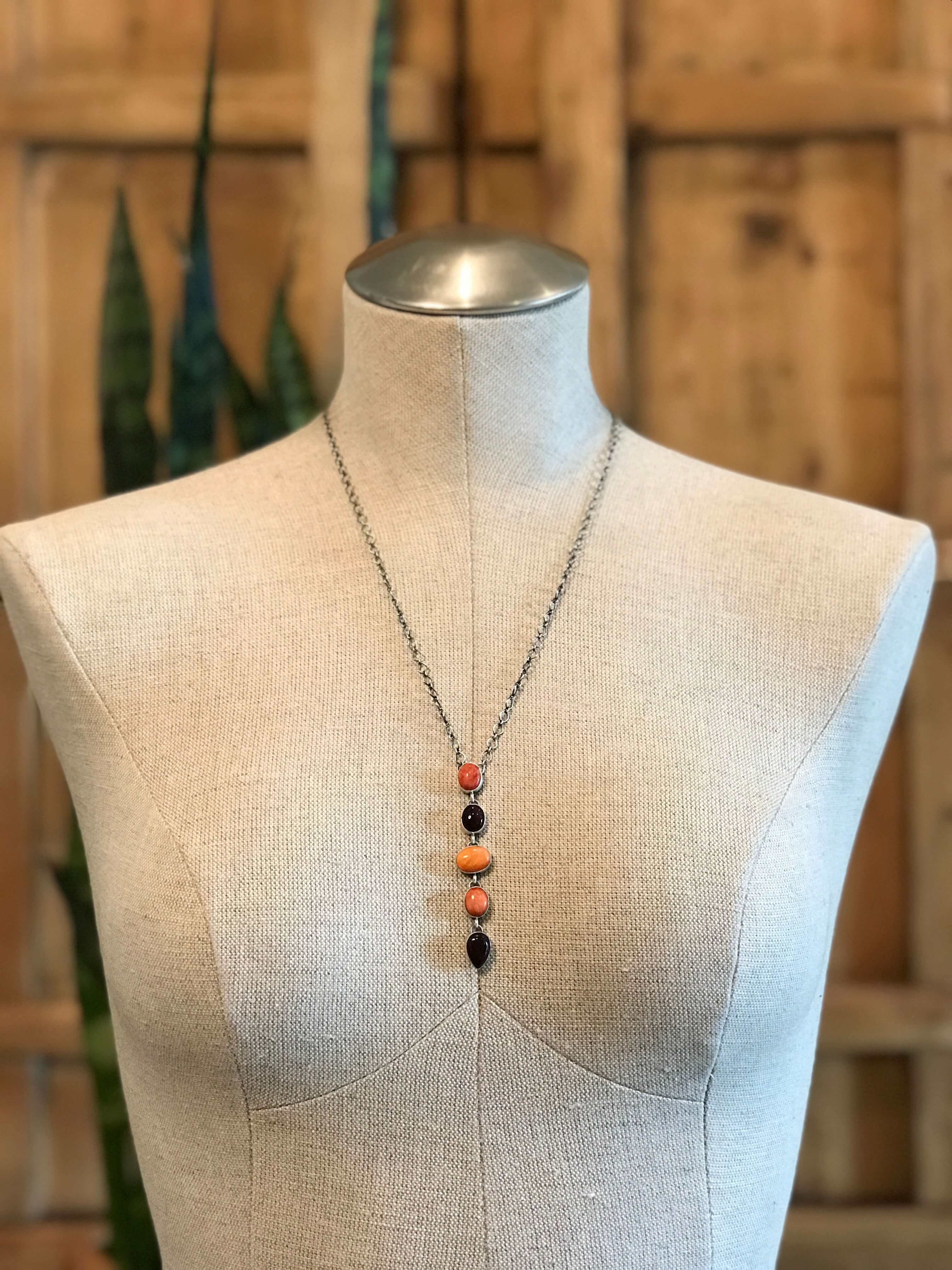 The Arroyo Lariat Necklace in Spiny Oyster, 14 - Image 2