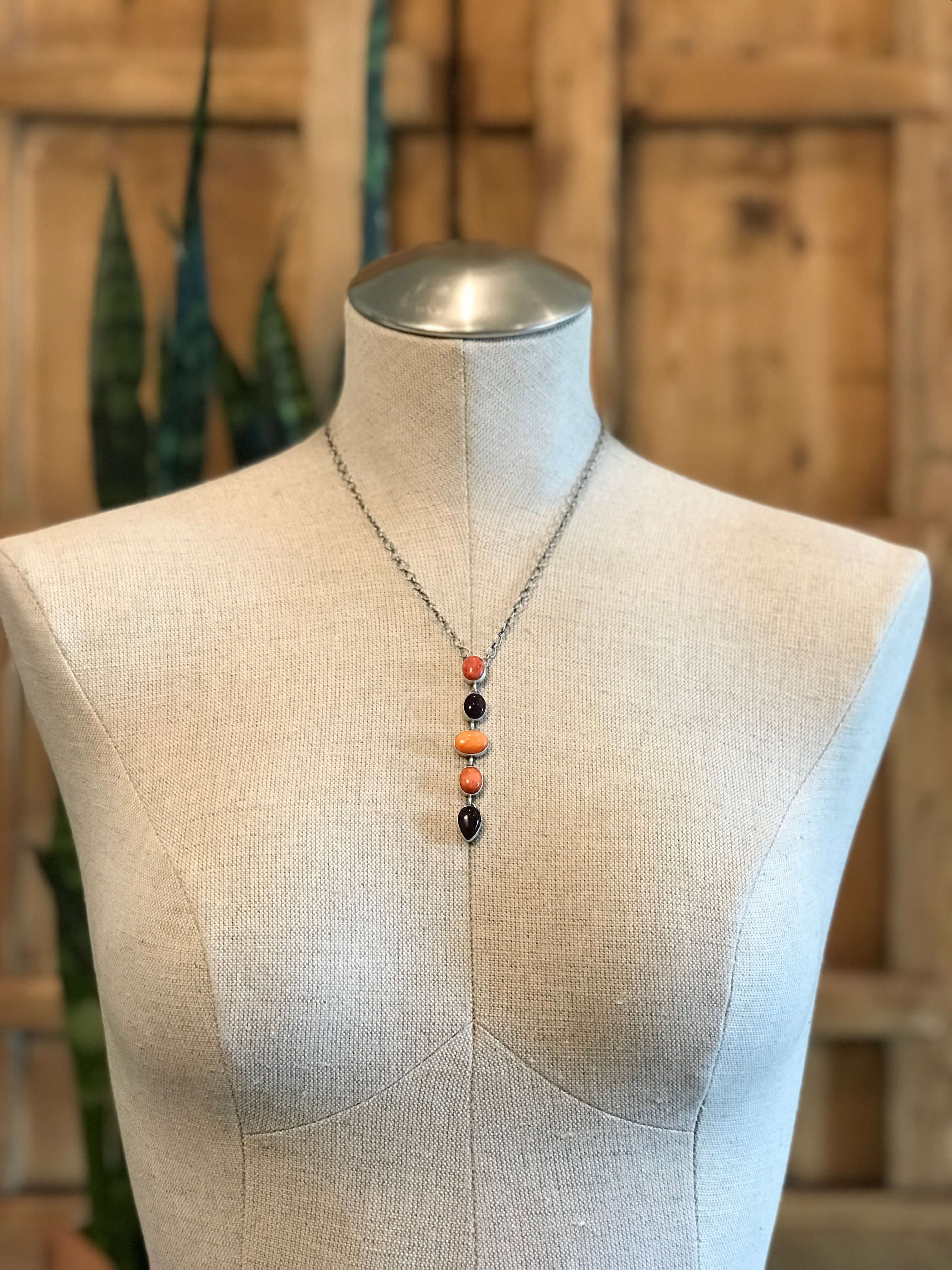 The Arroyo Lariat Necklace in Spiny Oyster, 14 - Image 3