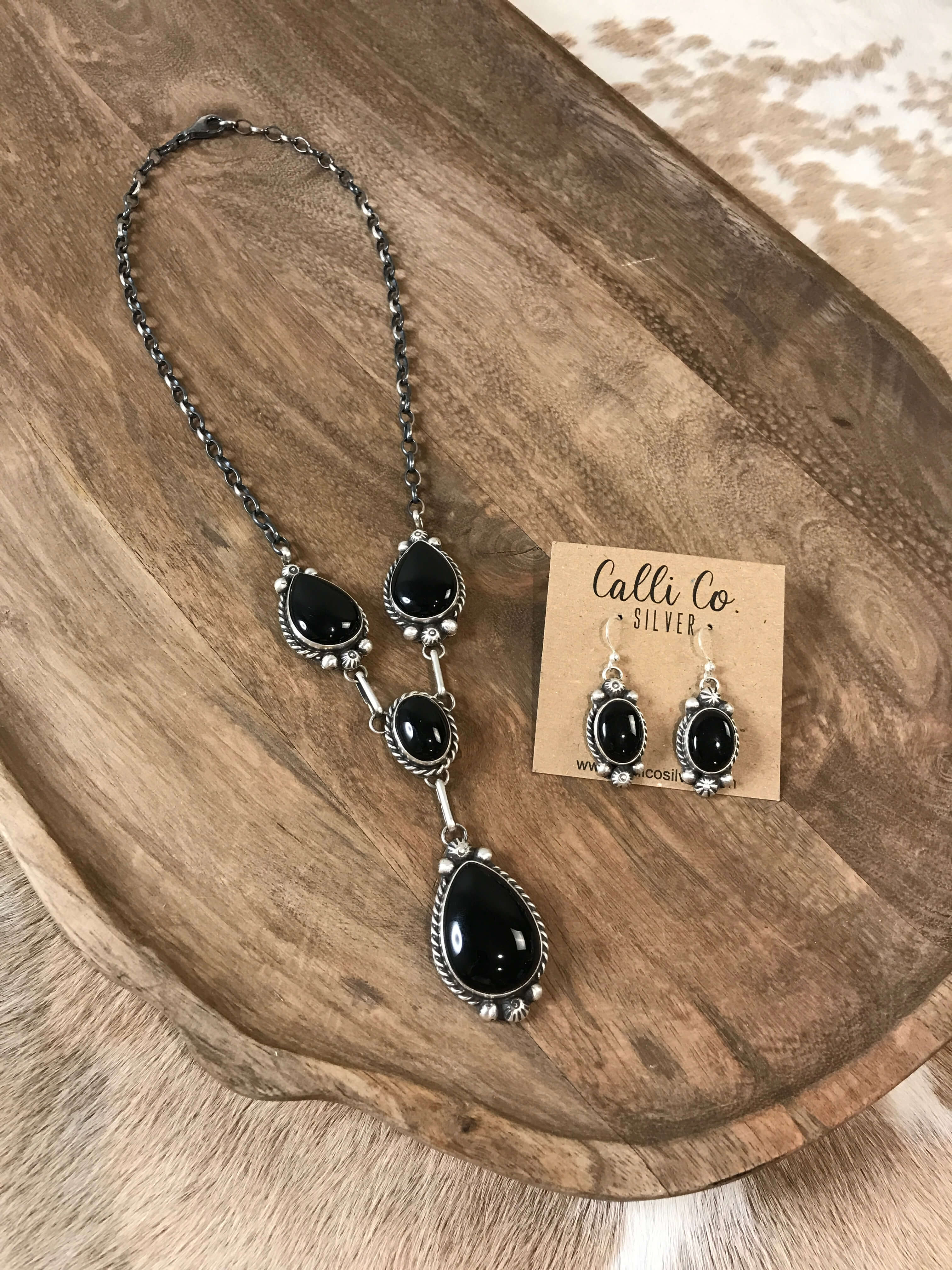 The Wrenley Onyx Lariat Necklace Set