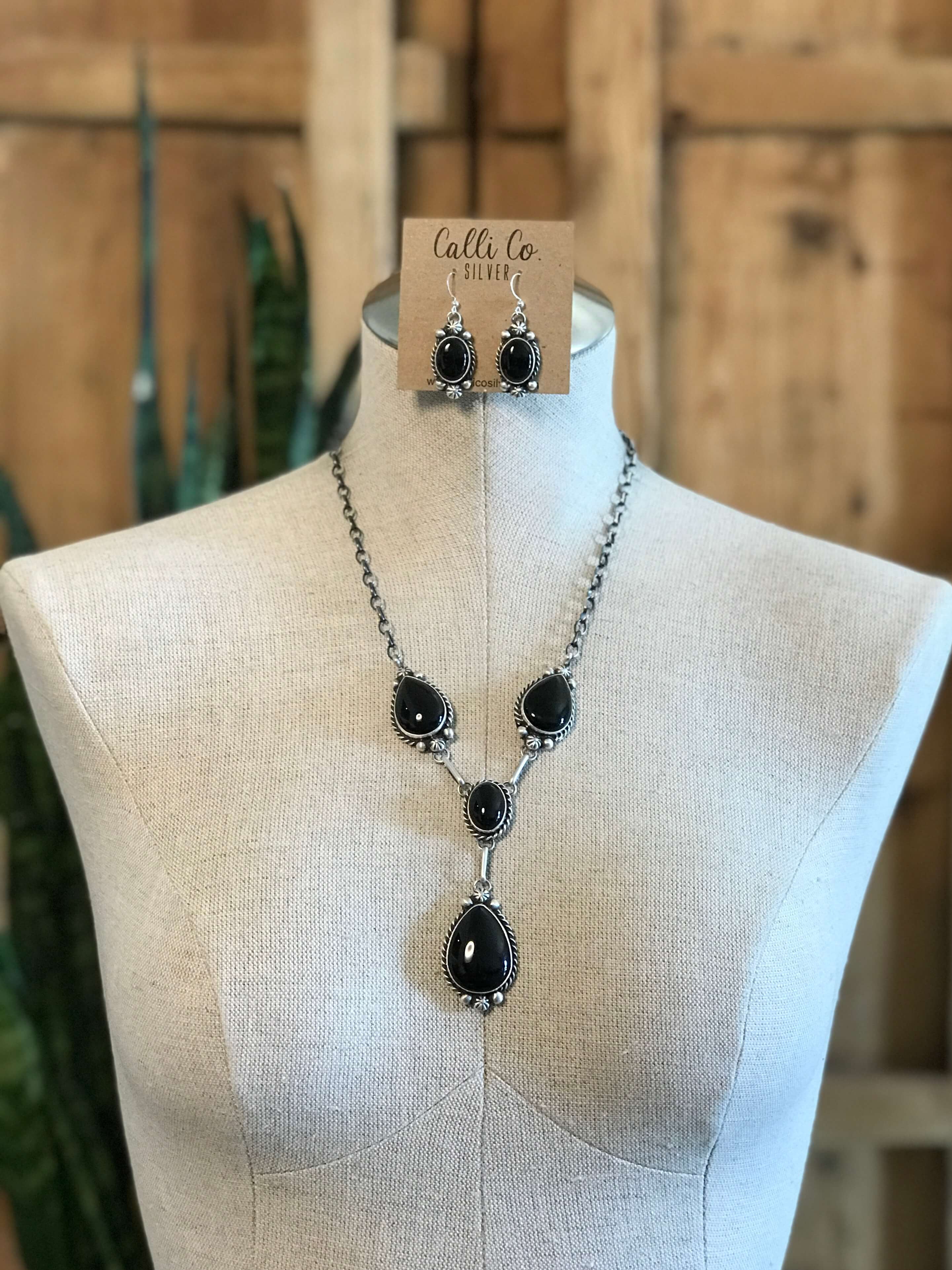 The Wrenley Onyx Lariat Necklace Set - Image 2